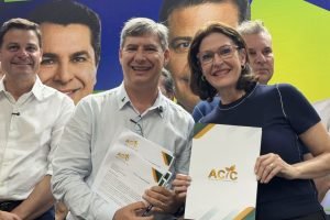 Cristina Graeml, candidata ao Senado pelo Paraná recebe de William Pelissari, presidente da ACIC, carta de sugestões e propostas (Foto: Ascom/CG)