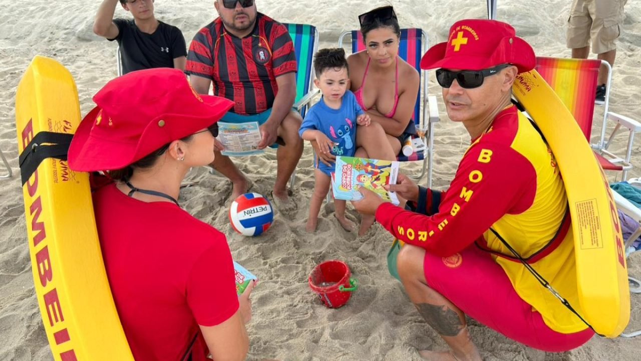 Bombeiros reforçam cuidados com crianças na praia — Foto: Foto: Cabo Oliveira/CB