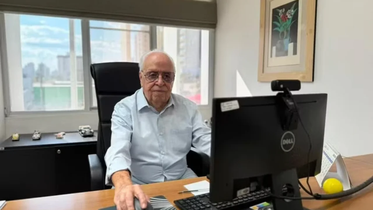 de-office-boy-a-diretor-homem-de-96-anos-ainda-bat006612170202607141438.webp.webp