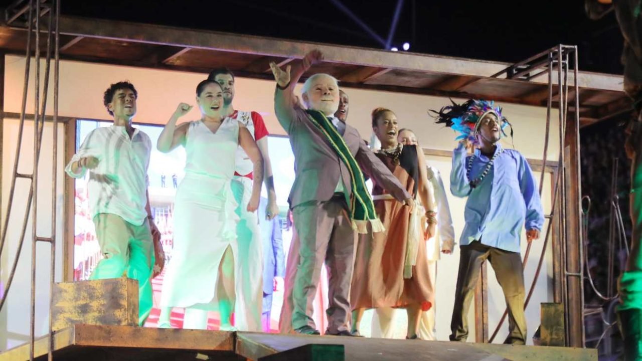 desfile-lula-academicos-de-niteroi