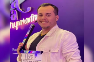 Ator de teatro José Patrik Machado aparece sorrindo e segurando uma claquete — F