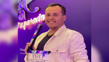 Ator de teatro José Patrik Machado aparece sorrindo e segurando uma claquete — F