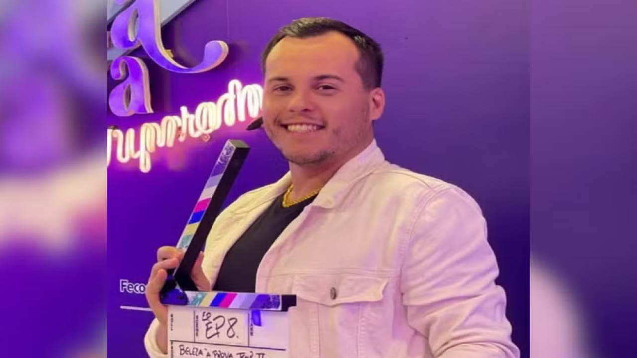 Ator de teatro José Patrik Machado aparece sorrindo e segurando uma claquete — F