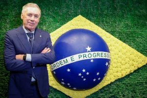 Os brasileiros receberam 'Carletto' de braços abertos há um ano — Foto: Os brasi