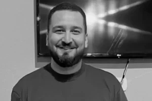 Foto: Diego Bruno Martins bateu a moto na lateral traseira do caminhão (Foto: Re