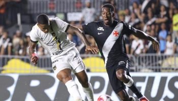 Claudio Spinelli comemora o gol de cabeçada na partida contra o Volta Redonda. —