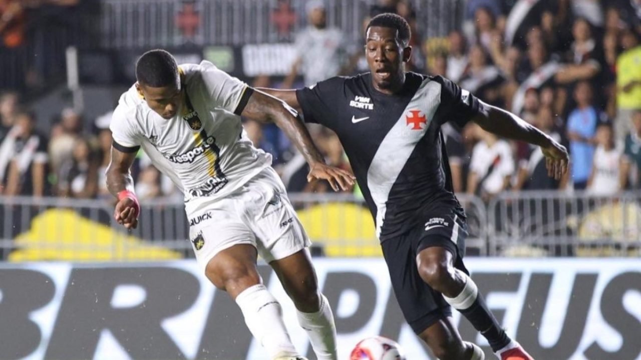 Claudio Spinelli comemora o gol de cabeçada na partida contra o Volta Redonda. —