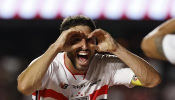 Calleri comemora gol marcado na vitória sobre o Grêmio — Foto: Rubens Chiri/São