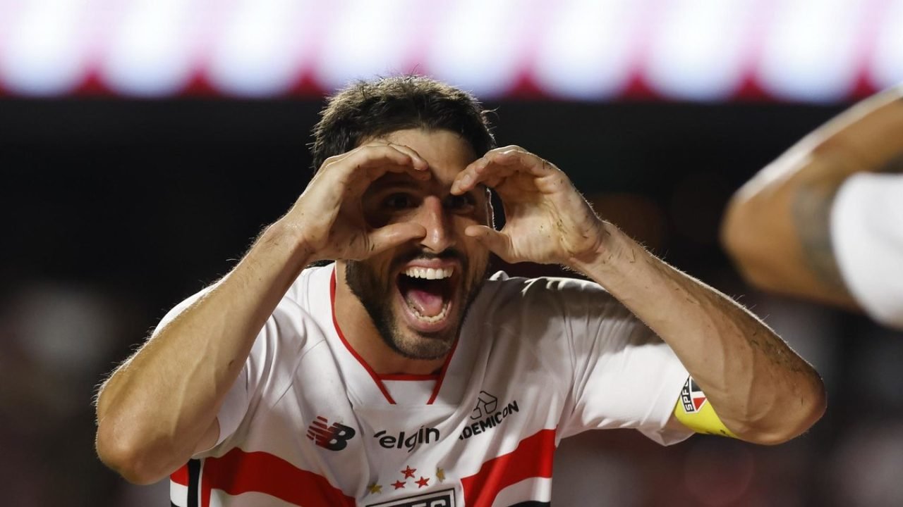 Calleri comemora gol marcado na vitória sobre o Grêmio — Foto: Rubens Chiri/São