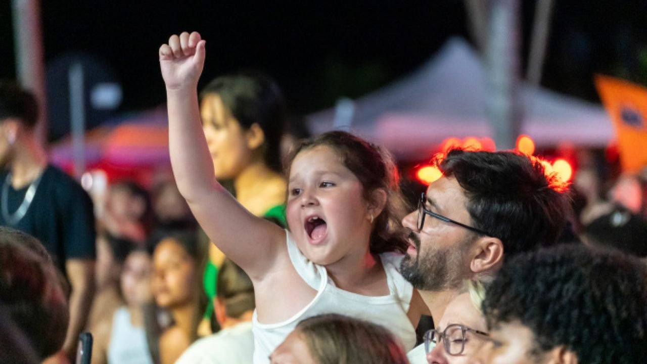 Gustavo Mioto e DJ Jiraya em Pontal do Paraná — Foto: Governo do Paraná