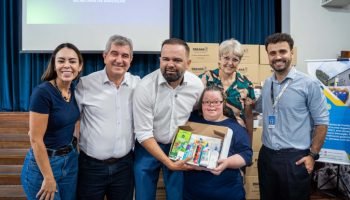 Secretário destaca valorização da educação especial durante distribuição dos kit