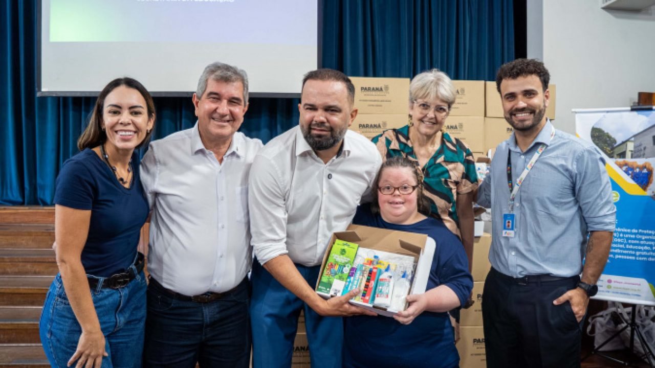 Secretário destaca valorização da educação especial durante distribuição dos kit