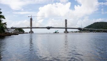 Detalhe da construção das torres da Ponte de Guaratuba, que superam os 40 metros