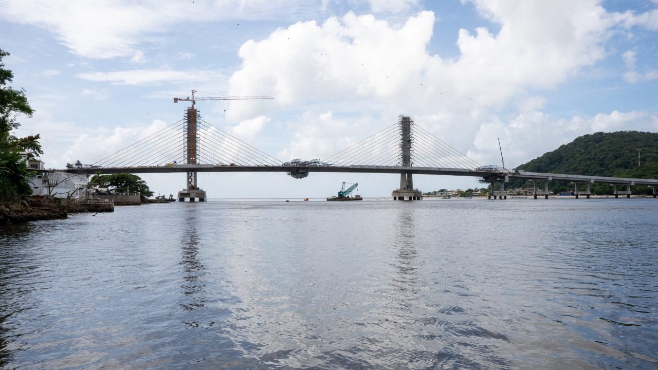 Detalhe da construção das torres da Ponte de Guaratuba, que superam os 40 metros