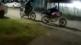 dupla-furta-moto-poucos-segundos-acao-flagrada-cameras-almirante-tamandare-assista-960x592-1