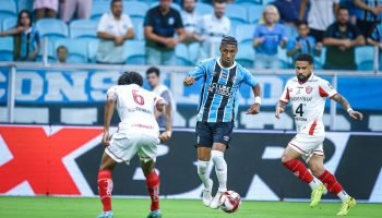 Tetê fez boa estreia pelo Grêmio — Foto: Lucas Uebel/Grêmio FBPATetê fez boa est