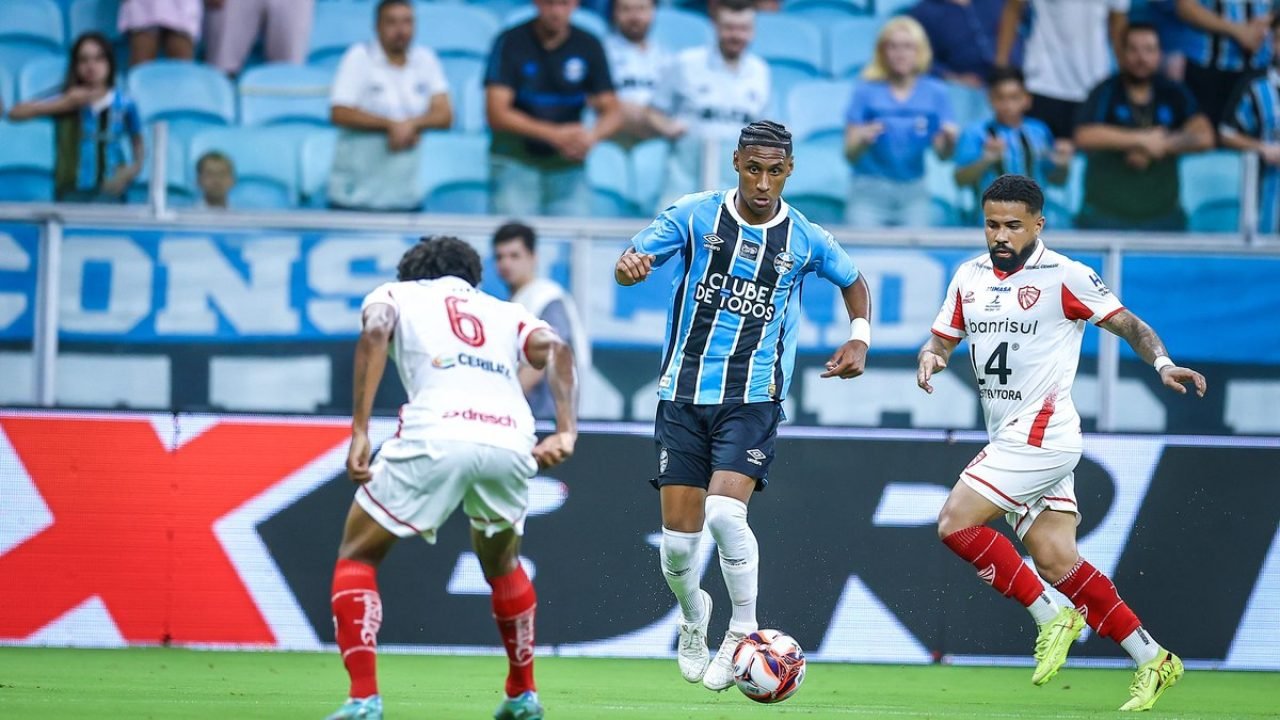Tetê fez boa estreia pelo Grêmio — Foto: Lucas Uebel/Grêmio FBPATetê fez boa est