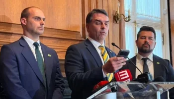 Flávio Bolsonaro concede coletiva de imprensa — Foto: Flávio Bolsonaro concede c