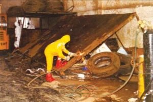 Foto histórica da demolição do Ferro Velho onde cápsula de Césio-137 foi — Foto: