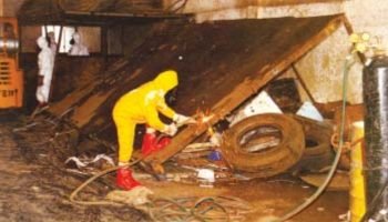 Foto histórica da demolição do Ferro Velho onde cápsula de Césio-137 foi — Foto: