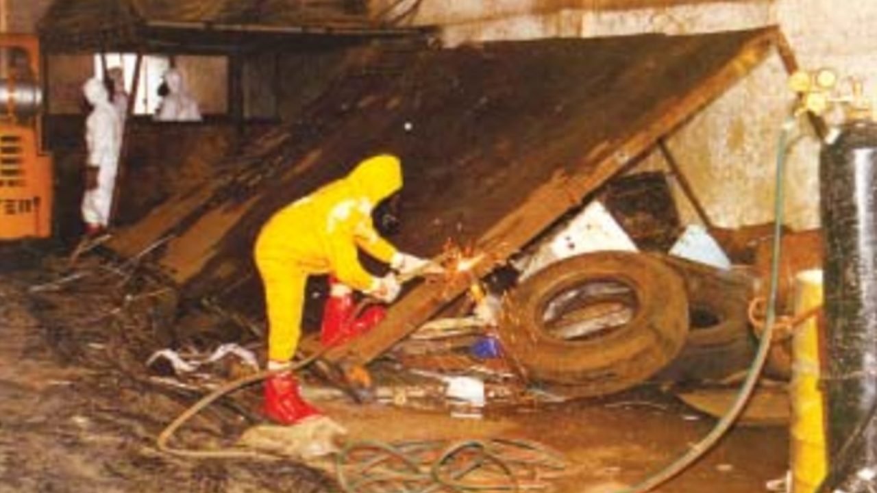 Foto histórica da demolição do Ferro Velho onde cápsula de Césio-137 foi — Foto: