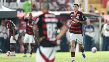 Flamengo volta a entrar em campo com jovens pelo Carioca — Foto: Gilvan de Souza