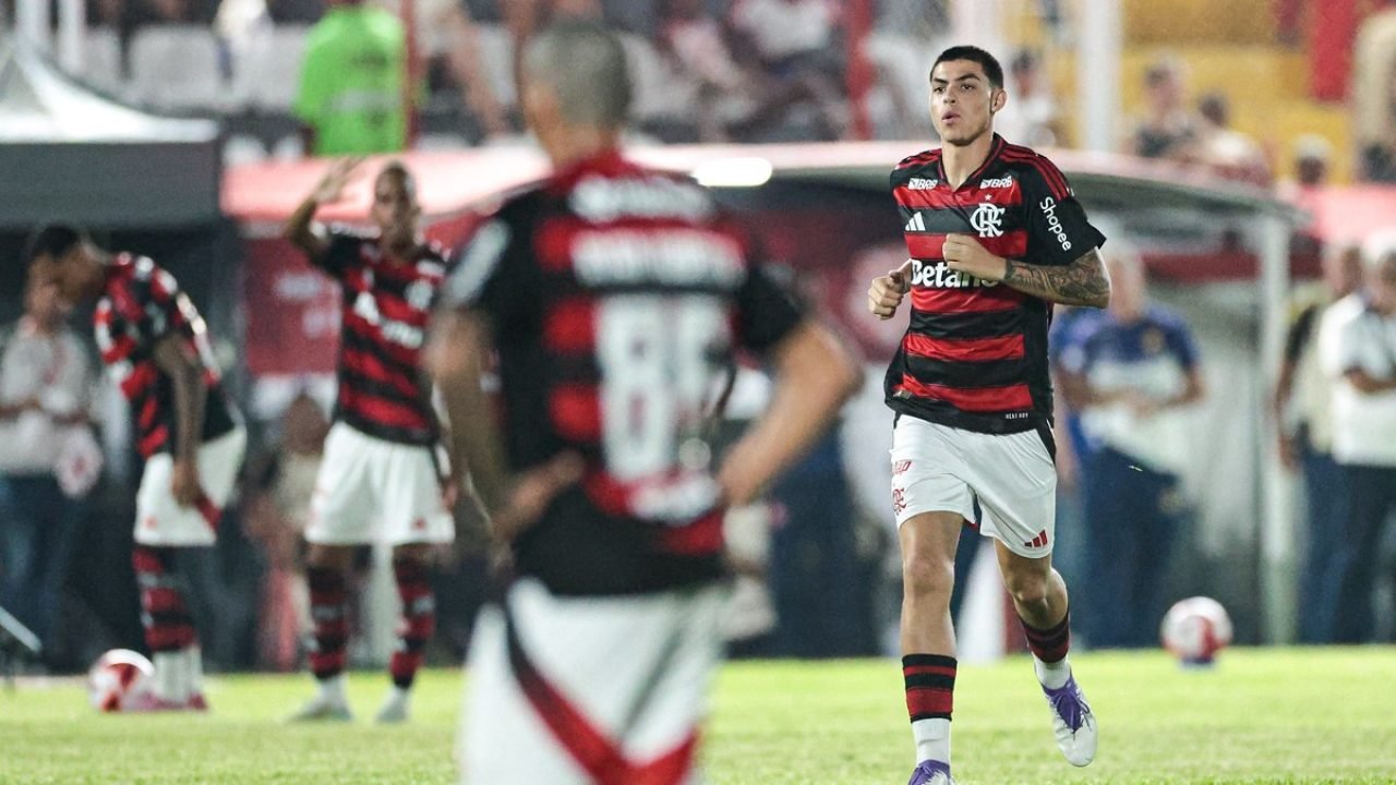Flamengo volta a entrar em campo com jovens pelo Carioca — Foto: Gilvan de Souza