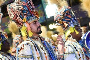 Enzo celulari comemorando o retorno à bateria da beija-flor durante os preparati