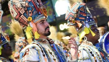 Enzo celulari comemorando o retorno à bateria da beija-flor durante os preparati