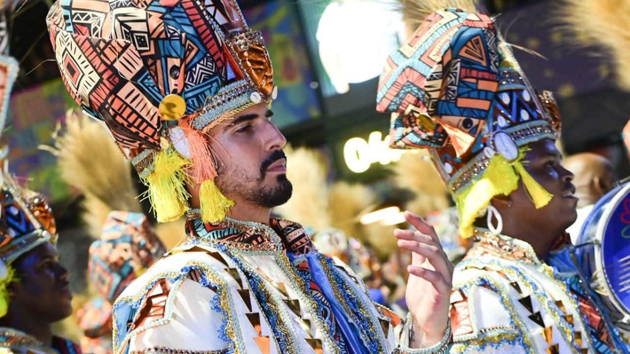 Enzo celulari comemorando o retorno à bateria da beija-flor durante os preparati