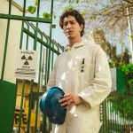 Johnny Massaro na série Emergência Radioativa — Foto: 1 de 1 Imagem colorida de