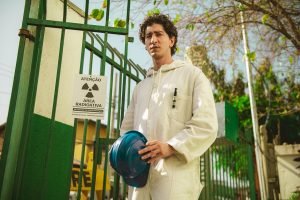 Johnny Massaro na série Emergência Radioativa — Foto: 1 de 1 Imagem colorida de