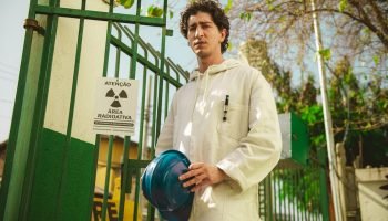 Johnny Massaro na série Emergência Radioativa — Foto: 1 de 1 Imagem colorida de