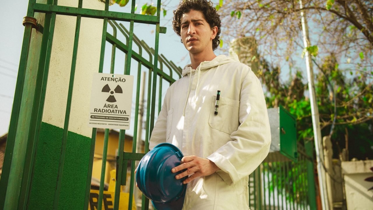 Johnny Massaro na série Emergência Radioativa — Foto: 1 de 1 Imagem colorida de