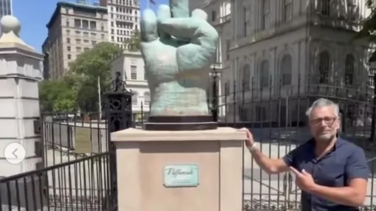 escultura-de-dedo-medio-e-instalada-em-frente-a-prefeitura-d-3