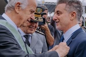 exercito-condecora-luciano-huck-300x257-1