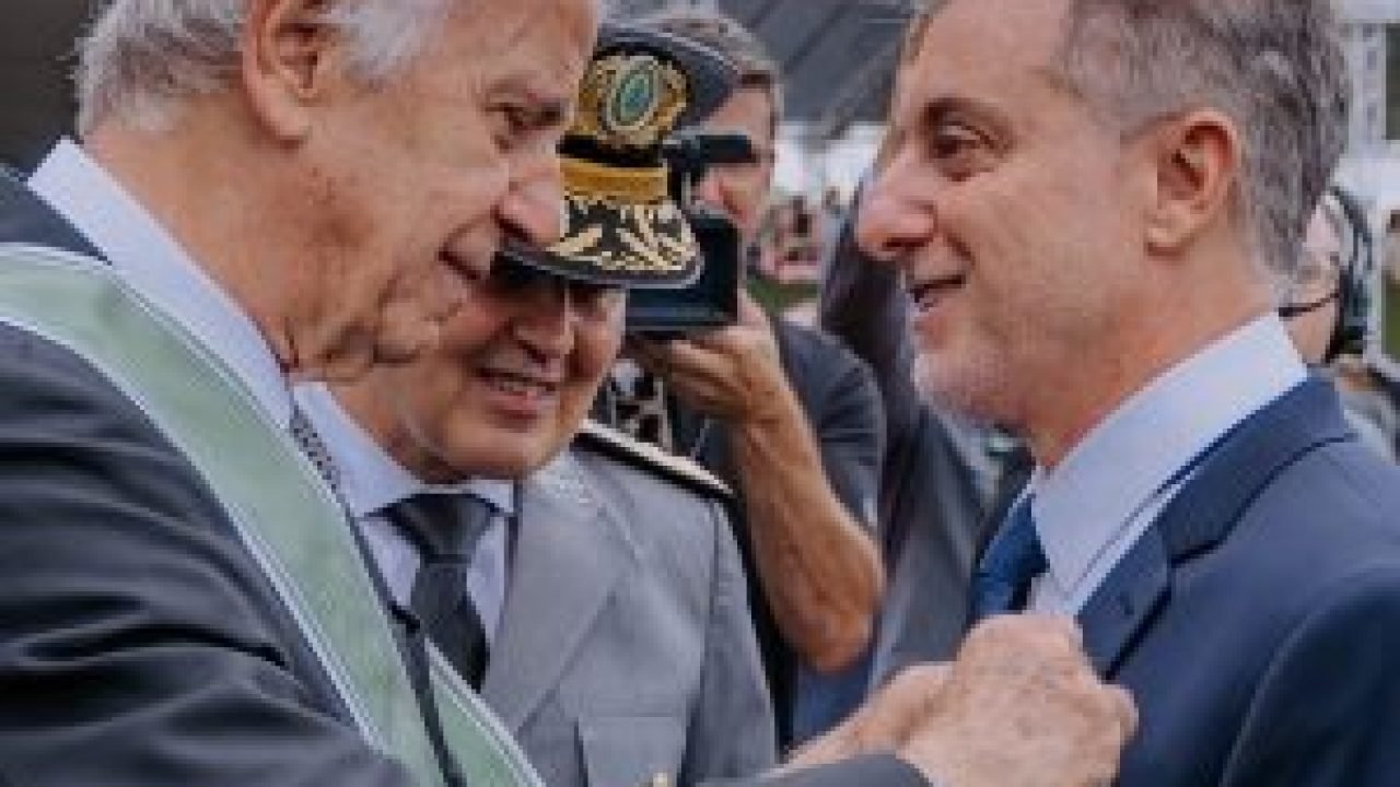 exercito-condecora-luciano-huck-300x257-1