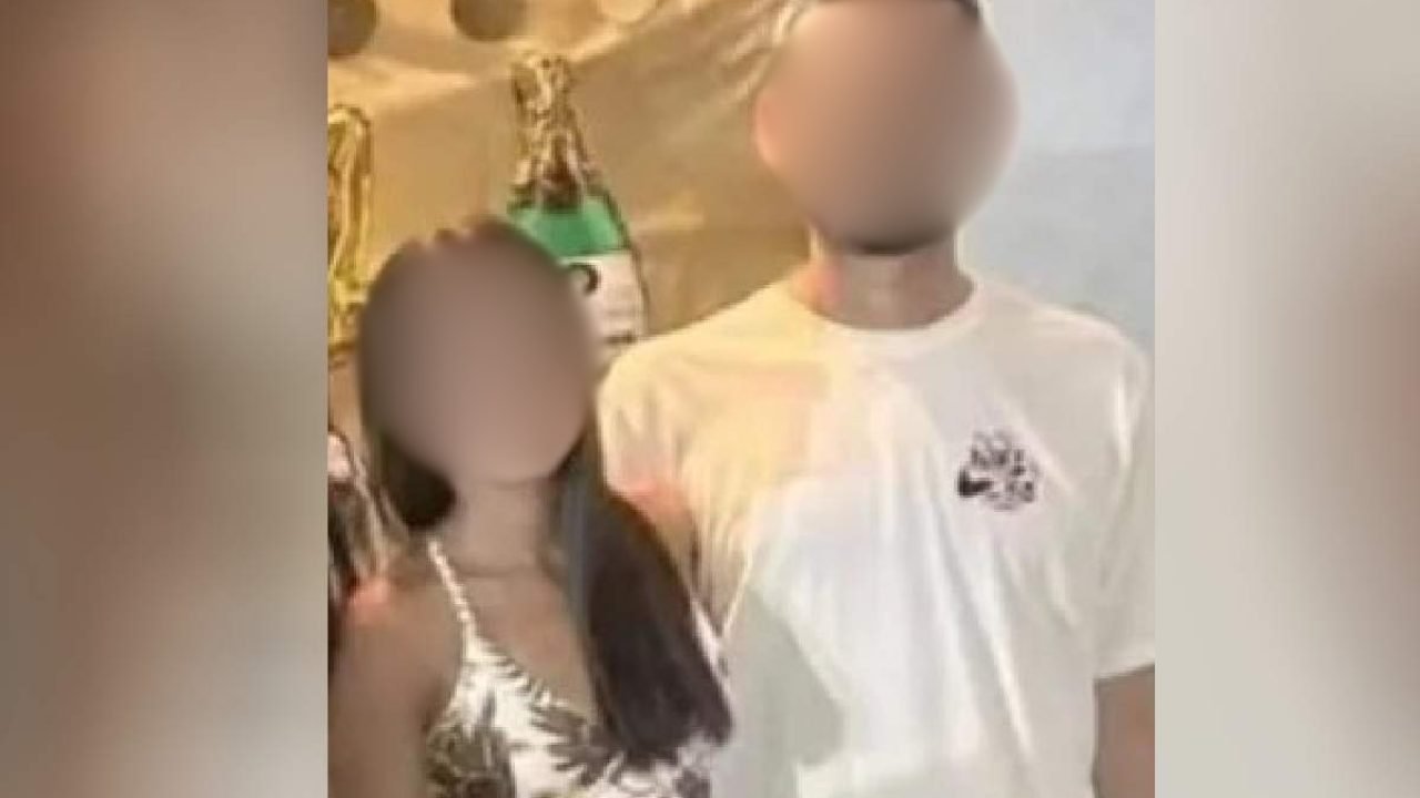 A mulher foi presa enquanto trabalhava em um supermercado — Foto: A mulher foi p