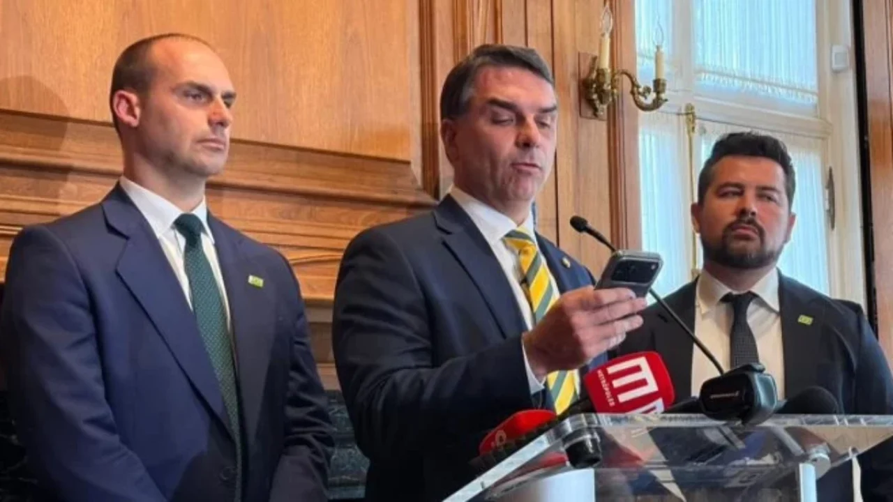 Flávio Bolsonaro concede coletiva de imprensa — Foto: Flávio Bolsonaro concede c