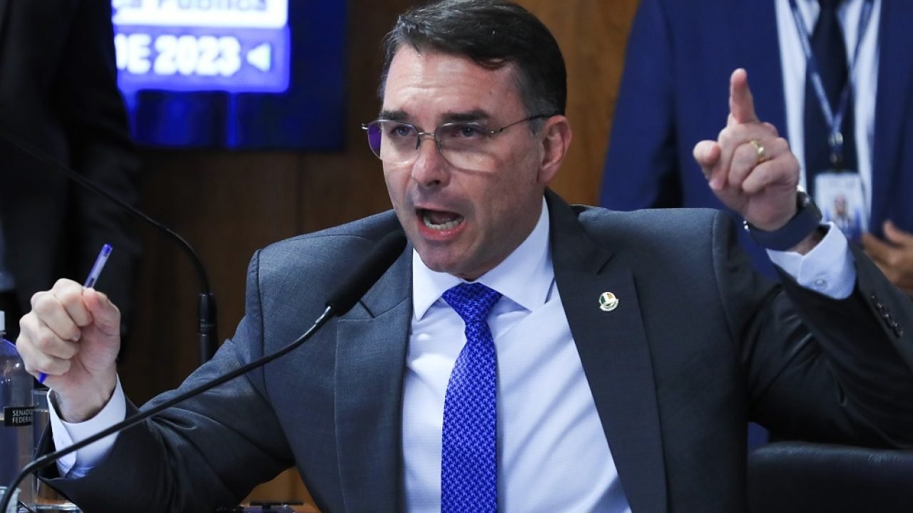 Brasília (DF) 19/11/2024 Senador, Flávio Bolsonaro, na comissão de segurança do Senado. Senador falou que pensar em Matar não é crime" Foto Lula Marques/ Agência Brasil
