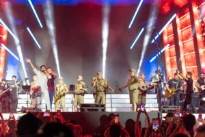 Zé Neto e Cristiano se apresentam com a Banda da PM no Verão Maior Paraná — Foto