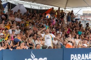 Campeões olímpicos do vôlei em ação na Arena de Caiobá — Foto: Governo do Paraná
