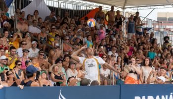 Campeões olímpicos do vôlei em ação na Arena de Caiobá — Foto: Governo do Paraná