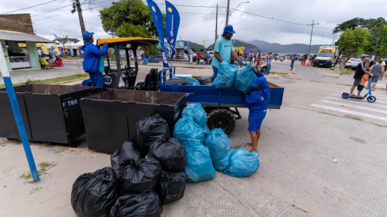 Equipes de limpeza da Sanepar trabalham nas praias do Paraná — Foto: Governo do