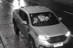 Foto: A foto do beijo na multa de trânsito viralizou em um vídeo (Foto: Reproduç