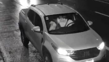 Foto: A foto do beijo na multa de trânsito viralizou em um vídeo (Foto: Reproduç