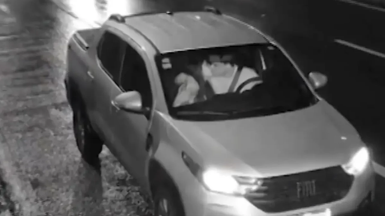 Foto: A foto do beijo na multa de trânsito viralizou em um vídeo (Foto: Reproduç