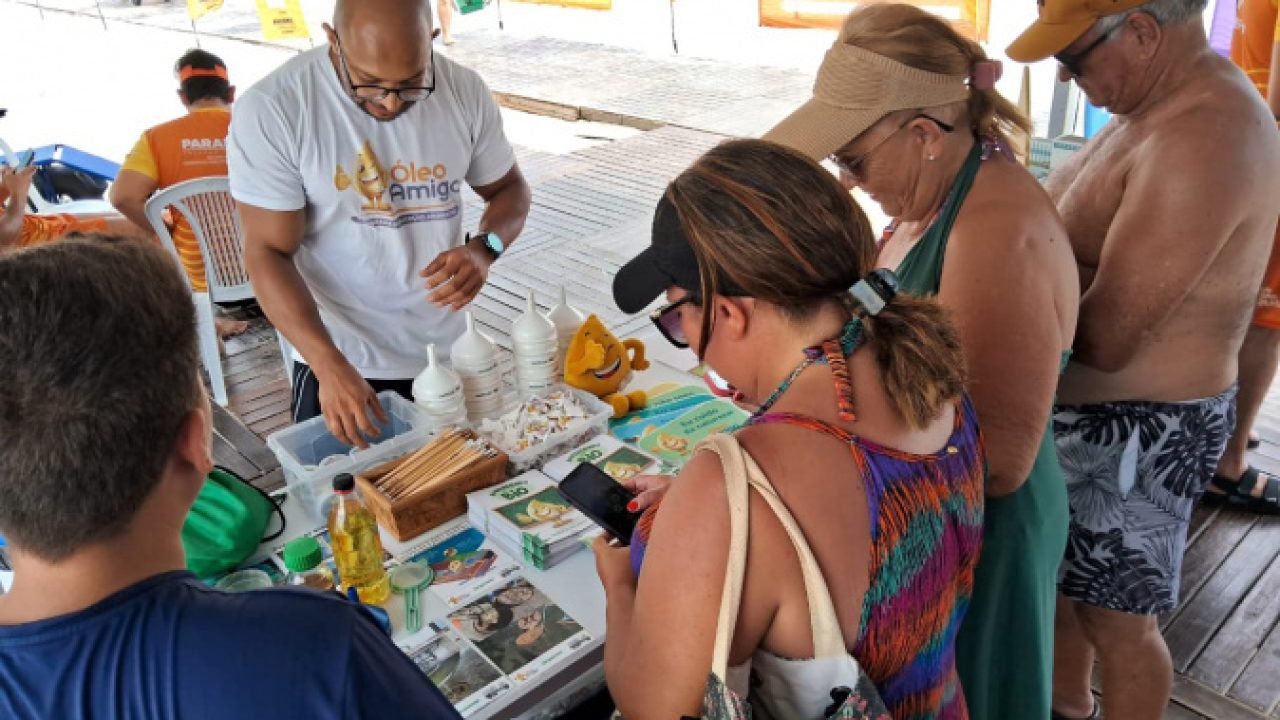 Sanepar e Biopower promovem o descarte consciente de óleo. — Foto: Governo do Pa