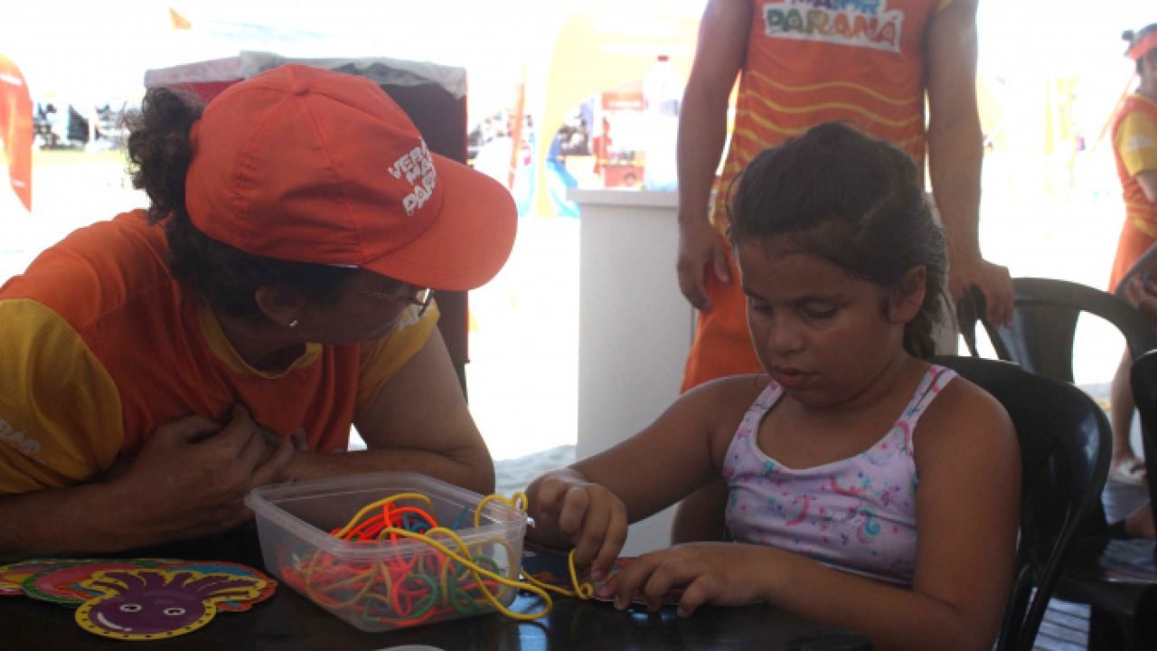Universidades levam jogos e educação ambiental para veranistas — Foto: Governo d