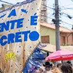 Foliões se vestem de personagens e símbolos do filme que celebram o cinema brasi